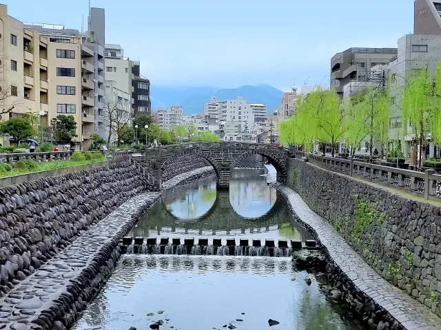 眼鏡橋で三世代ファミリー観光を楽しむ